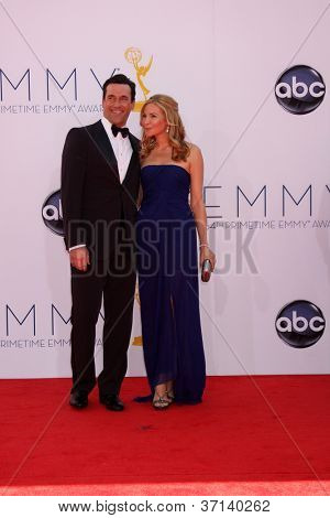 LOS ANGELES - 23 SEP: Jon Hamm, Jennifer Westfeldt llega a los premios Emmy de 2012 en el Nokia Theater