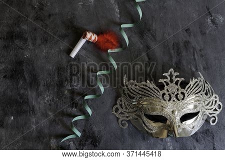 Silvery Carnival Mask With Serpentine