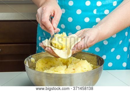 Cooking Vegetarian Dumplings With Mashed Potatoes (kreplach, Jewish Ravioli) In Home Kitchen. Step 9