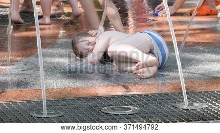 Gomel, Belarus - June 10, 2020: Children Bathe In A Fountain In The Park Gromyko