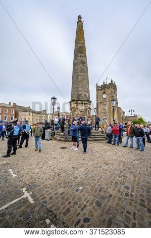 Richmond, North Yorkshire, Uk - June 14, 2020: Counter Protesters Protect The Obelisk And The Green 
