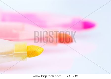 Marcatori colorati su uno sfondo bianco.