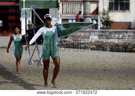 Salvador, Bahia / Brazil - October 10, 2018: Rowers Are Seen Transporting A Canoe To Waters Of Itapa