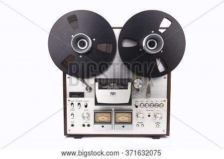 Wetzlar, Germany - Mai 1, 2020: Akai Gx 630d Reel To Reel Audio Tape Recorder. Made In: Japan From 1