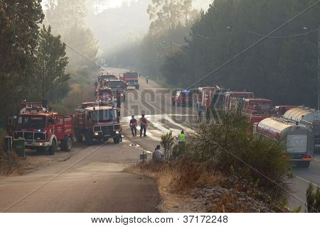 Pombal, Portugalsko - 15. července: Hasičské vozy na silnici A aby se zabránilo, že Wildfire kříží silnici, v Pomb