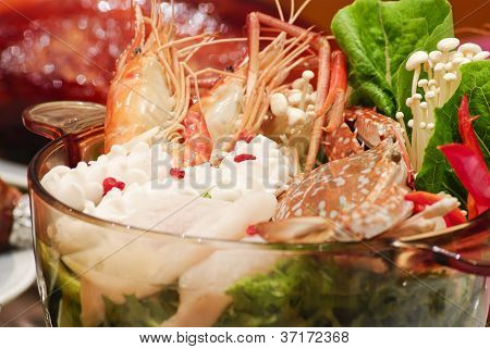 Sukiyaki zupy owoce morza, dania kuchni azjatyckiej.