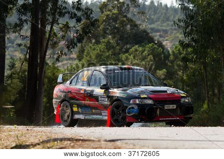Pombal, Portugalia - 22 września: Luis Duarte dyski Mitsubishi Lancer Evo Iv podczas rajdu Centro D