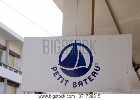 Bordeaux , Aquitaine / France - 02 15 2020 : Petit Bateau Logo Sign Kids Chldren Fashion Store Small