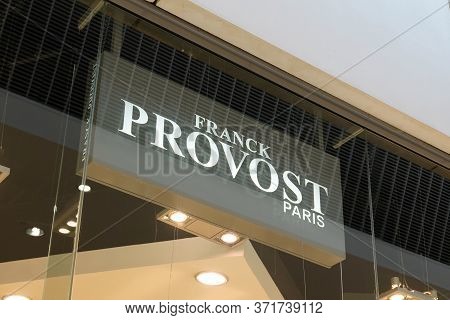 Bordeaux , Aquitaine / France - 01 15 2020 : Franck Provost Logo Hairdresser Shop Front Of Store Loc
