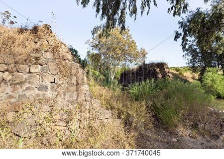 The Ruins Of The Fortress Wall Of The Ateret Fortress - Metzad Ateret - Qasr Atara - Located Next To