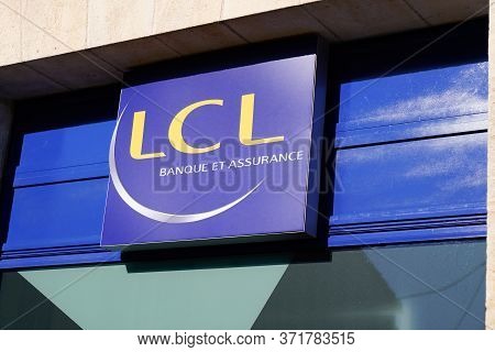 Bordeaux , Aquitaine / France - 02 02 2020 : Lcl Logo French Sign Atm Le Credit Lyonnais Banque Et A