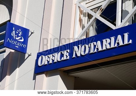 Bordeaux , Aquitaine / France - 06 06 2020 : Notaire French Office Entrance Board Blue Sign Logo Not