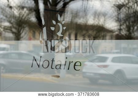 Bordeaux , Aquitaine / France - 01 09 2020 : Notaire Sign Windows Entrance To French Notary Office