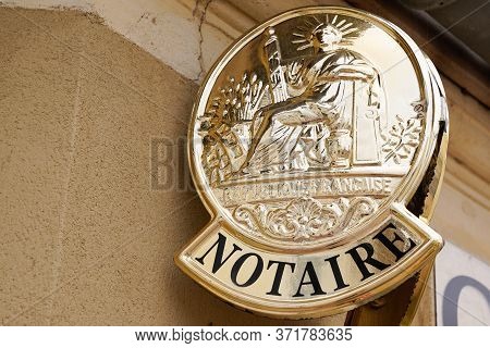 Bordeaux , Aquitaine / France - 06 06 2020 : Notary Golden Board Sign Gold Logo Entrance Building Of