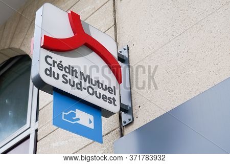 Bordeaux , Aquitaine / France - 03 10 2020 : Credit Mutuel Du Sud Ouest Office Atm Sign Logo Bank Ag