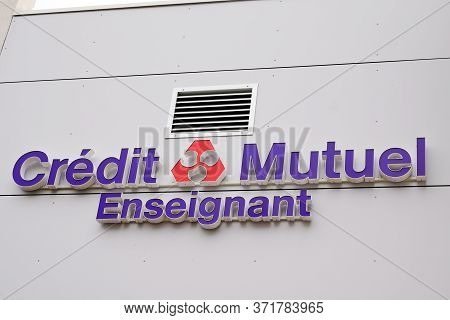 Bordeaux , Aquitaine / France - 01 24 2020 : Credit Mutuel Enseignant French Sign Bank Logo Office S
