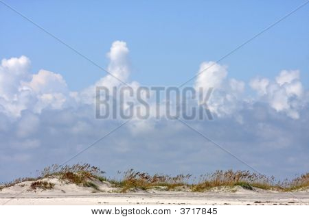 blauer Himmel und sand