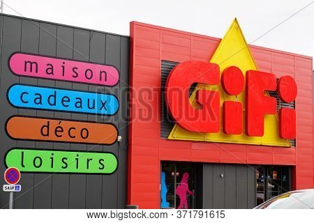 Bordeaux , Aquitaine / France - 01 15 2020 : Gifi Retail Sign Shop Logo Facade French Store Company 