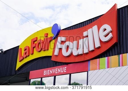 Bordeaux , Aquitaine / France - 06 06 2020 : La Foir Fouille Sign Logo On French Store Chain Who Sel
