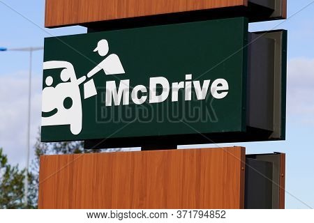 Bordeaux , Aquitaine / France - 11 07 2019 : Mcdonalds Mcdrive Drive Service Of American Hamburger F