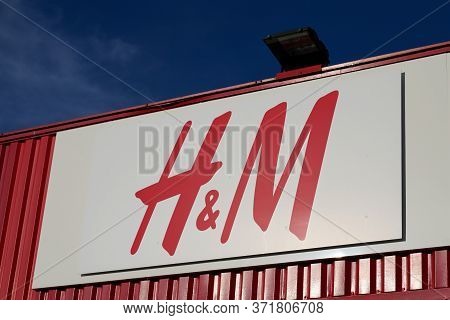 Bordeaux , Aquitaine / France - 10 30 2019 : H&m Logo Sign Store Hennes & Mauritz Ab Shop Swedish Mu