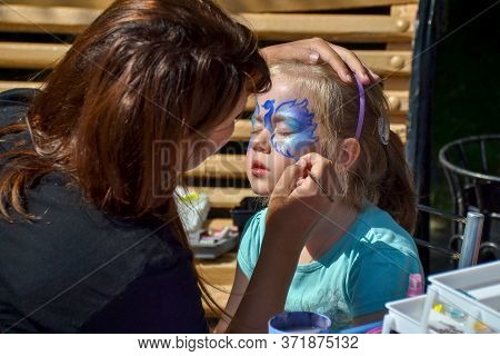 Chelyabinsk, Russia 1 June 2014 celebration of children\'s Day the artist puts the child face painting