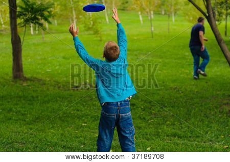 Little Boy jogando Frisbee