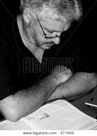 Mann in Gläsern lesen