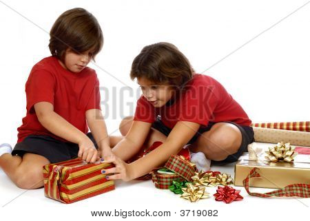 Envolver los regalos de los niños