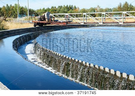 Acqua Overflow da drenaggi di sedimentazione grande rotondo forma