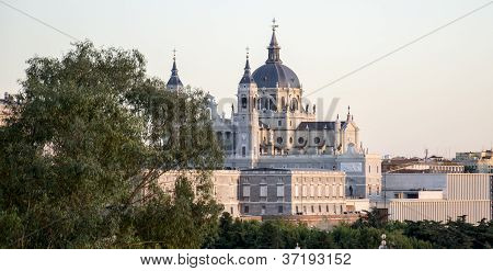 Almudena si kostel