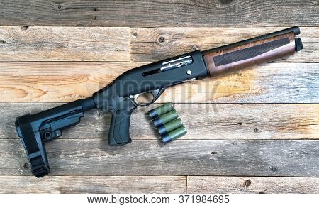Home Security 12 Gauge Short Barrel Semi- Auto Firearm/ Shotgun.