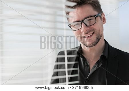 Side profile photo of a young handsome brunete realtor with bris