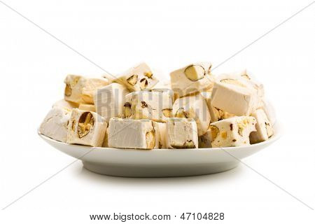  weißer Nougat mit Mandeln auf weißem Hintergrund