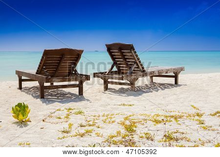 To lærred stole på stranden