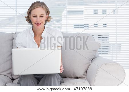 放宽，使用笔记本电脑的女商人