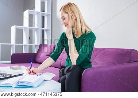 Business Woman Works In The Office. Iindependent Lady Who Studies From A Distance. Learning At Home.