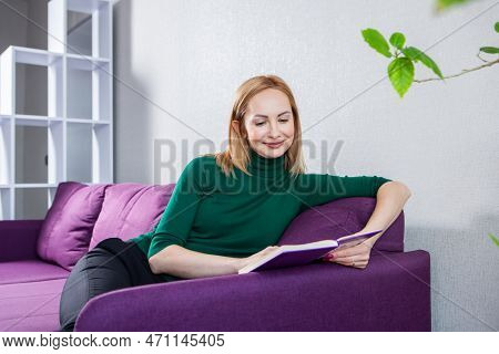 Business Woman Works In The Office. Iindependent Lady Who Studies From A Distance. Learning At Home.