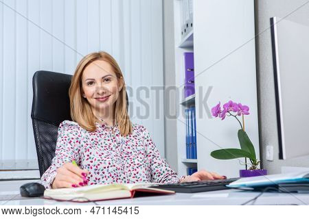Business Woman Works In The Office. Iindependent Lady Who Studies From A Distance. Learning At Home.
