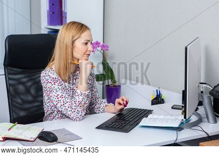 Business Woman Works In The Office. Iindependent Lady Who Studies From A Distance. Learning At Home.
