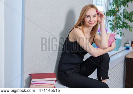 Business Woman Works In The Office. Iindependent Lady Who Studies From A Distance. Learning At Home.