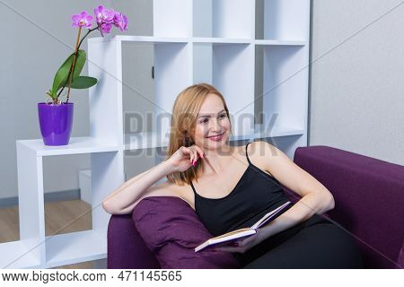 Business Woman Works In The Office. Iindependent Lady Who Studies From A Distance. Learning At Home.