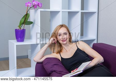 Business Woman Works In The Office. Iindependent Lady Who Studies From A Distance. Learning At Home.