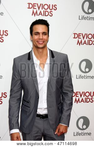 LOS ANGELES - 17 de JUN: Matt Cedeno chega ao prematuro de série Original do tempo de vida 