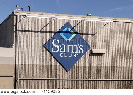 Greenwood - Circa February 2023: Sam's Club Warehouse. Sam's Club Is A Chain Of Membership Only Stor