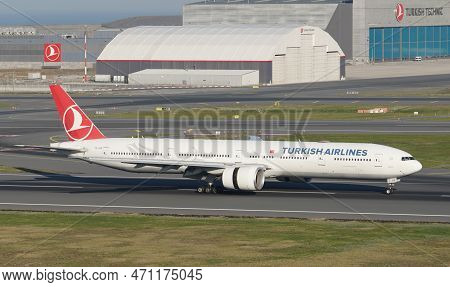 Istanbul, Turkiye - November 05, 2022: Turkish Airlines Boeing 777-3f2er (40797) Landing To Istanbul