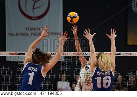 Istanbul, Turkiye - November 06, 2022: Michaela Mlejnkova And Ceylan Arisan In Action During Vakifba