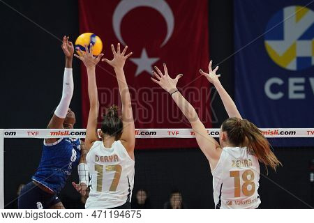 Istanbul, Turkiye - November 06, 2022: Derya Cebecioglu And Zehra Gunes In Action During Vakifbank V