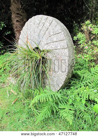 Gartenlandschaft mit Schleifstein