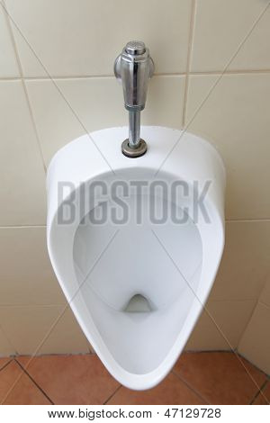 Hvid porcelæn pissoir i offentlige toiletter